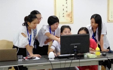  美女們互相交流學習，氣氛有點嚴肅啊
